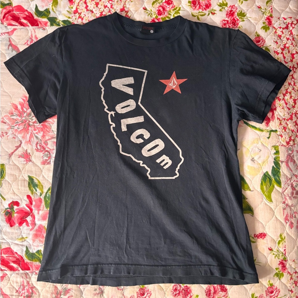 y2k era Volcom Black Graphic Tee with Red Star